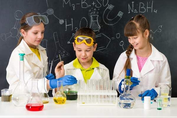 niños en el laboratorio escolar