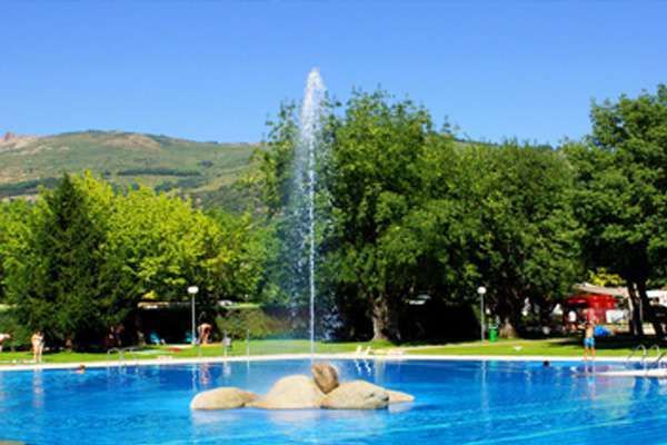 Piscina del Campamento Jurassic Planet